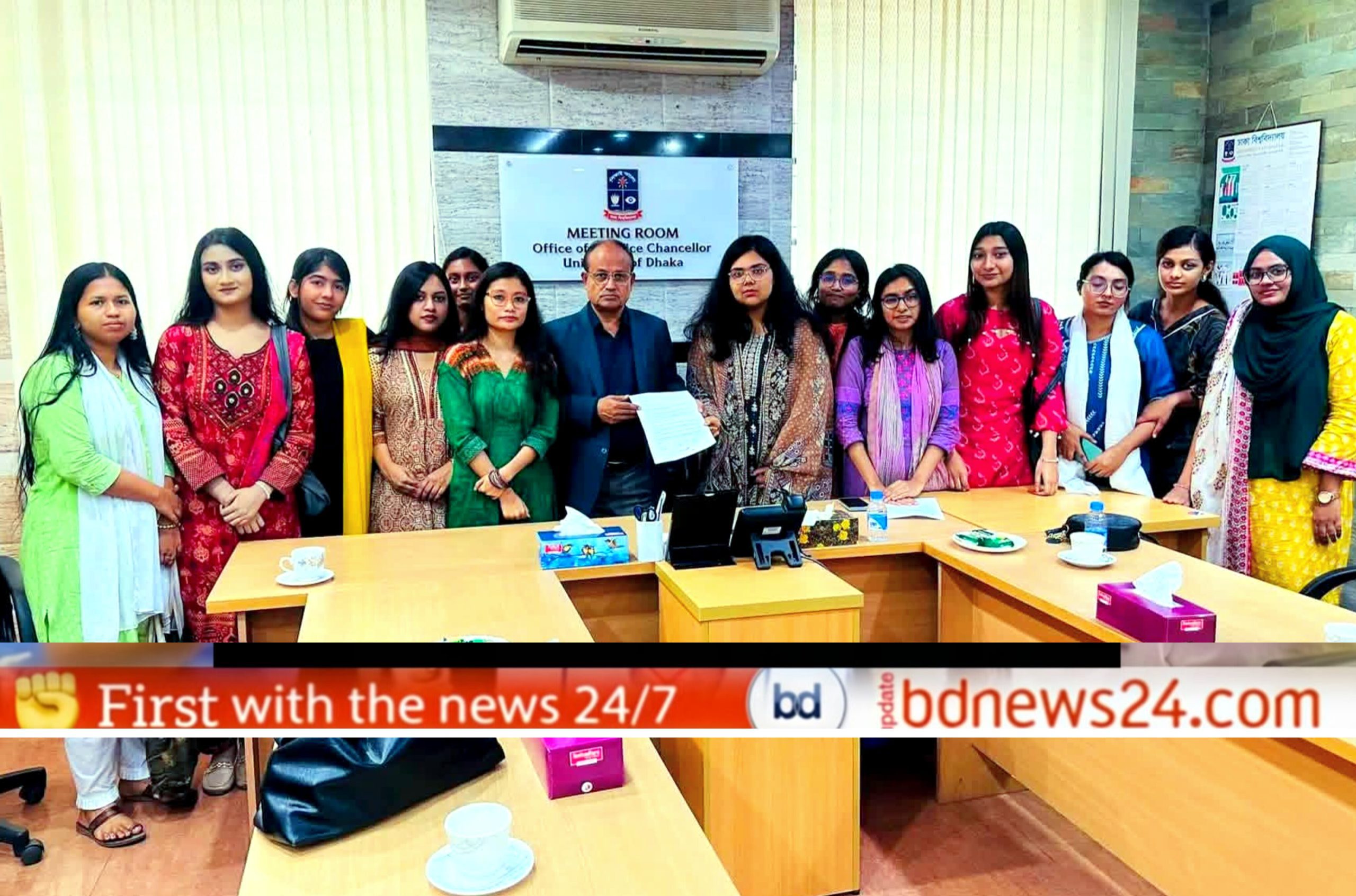 ঢাবির নারী হলগুলোতে ২৪ ঘণ্টা প্রবেশ ও বহির্গমনের দাবিতে উপাচার্য বরাবর স্মারকলিপি