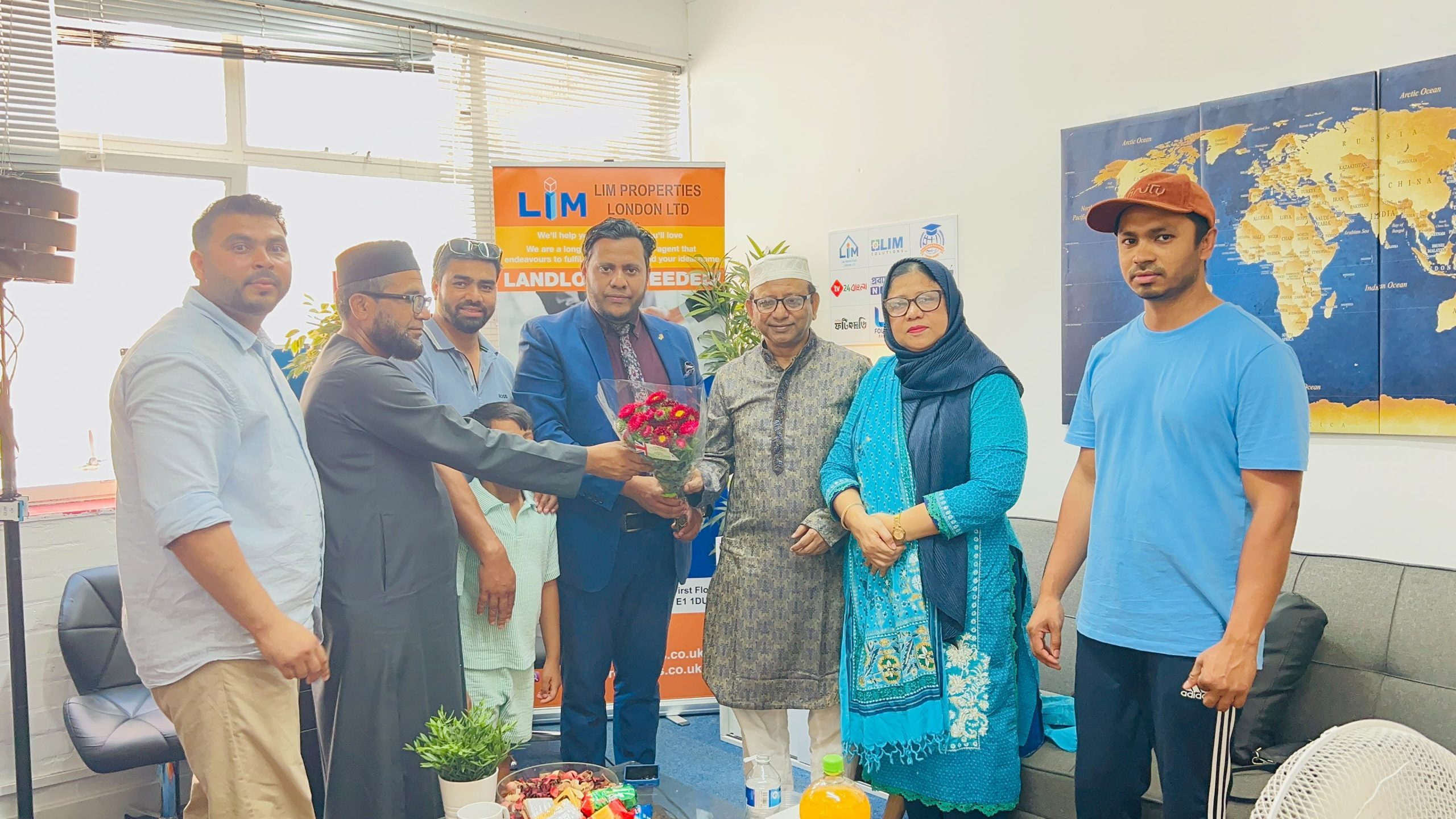 লন্ডন সফরে সিলেট-চট্টগ্রাম ফ্রেন্ডশিপ ফাউন্ডেশনের কেন্দ্রীয় চেয়ারম্যান জামাল উদ্দিন আহমেদ-কে ফুলেল শুভেচ্ছা