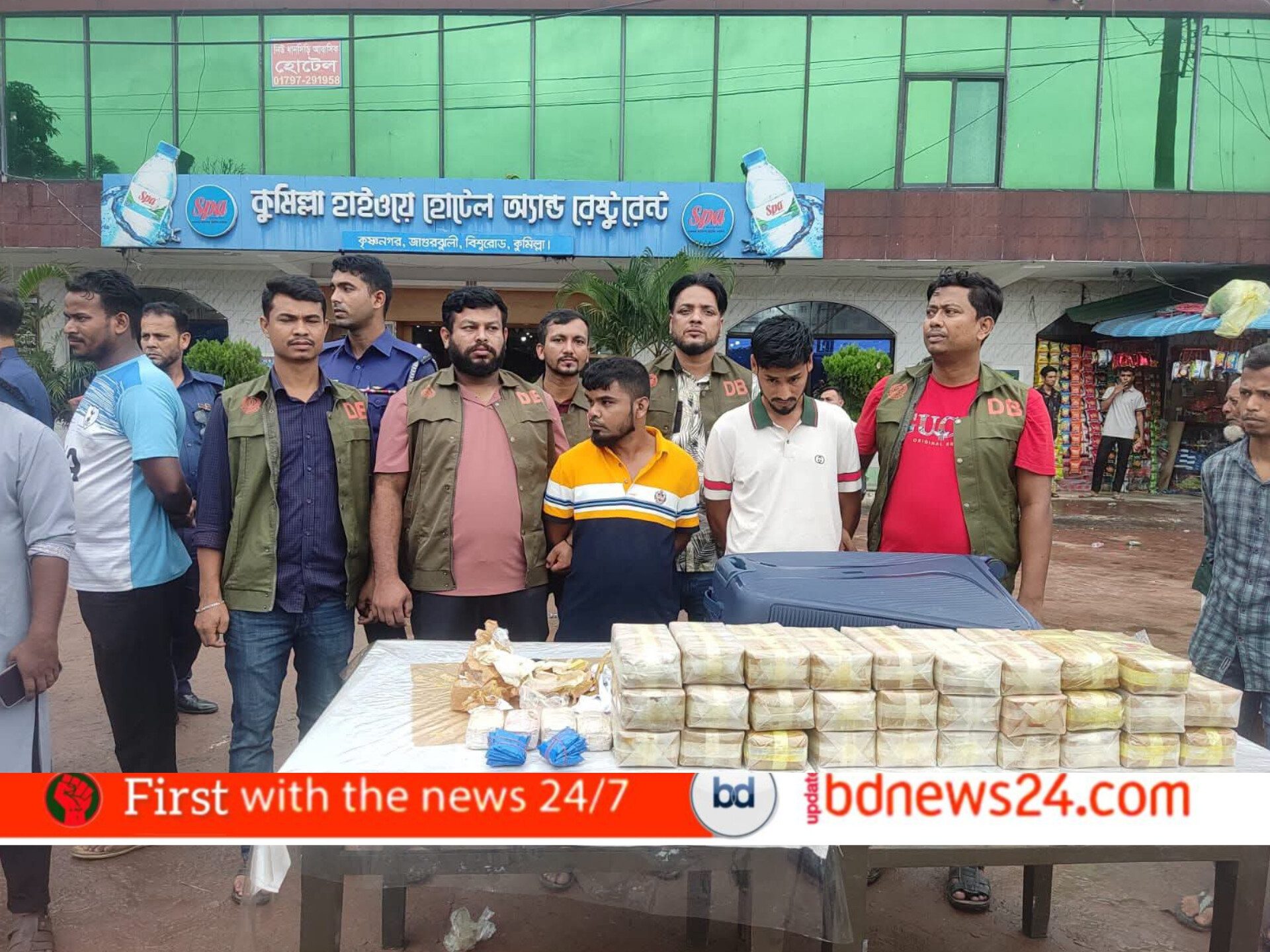 কুমিল্লায় ডিবি পুলিশের অভিযানে বিলাসবহুল প্রাডো গাড়ি থেকে ৩ লাখ ইয়াবা উদ্ধার, আটক-২