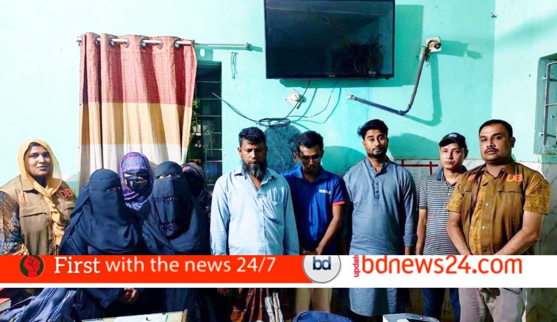 চৌমুহনী দুই হোটেলে ডিবির অভিযান গ্রেপ্তার ৮